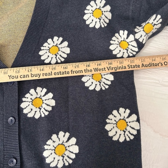Adorable daisy cardigan sweater – NWOT - Picture 6 of 7